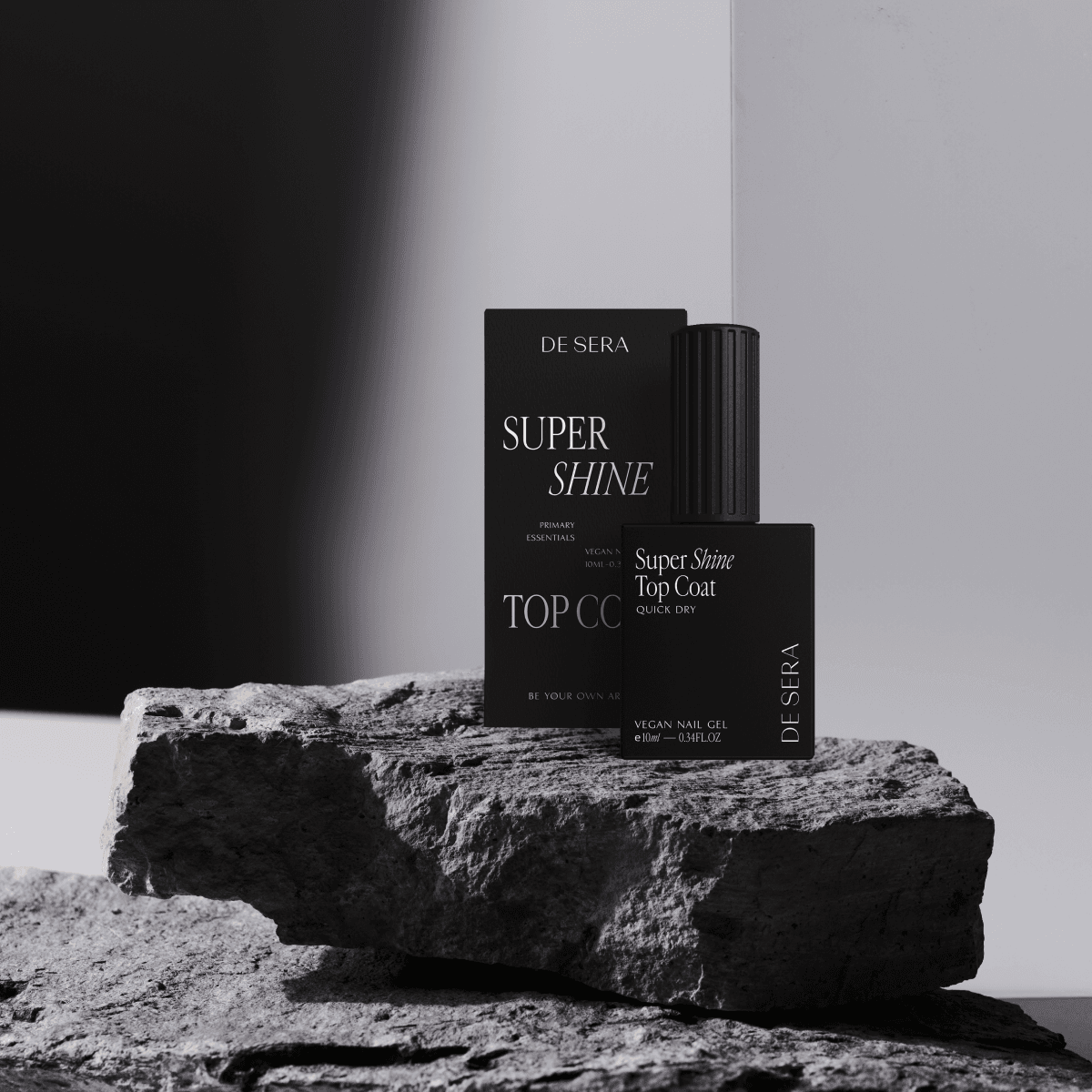 Luxe zwarte verpakking van vegan nail gel, ontworpen voor een professionele manicure, zonder dierlijke producten.