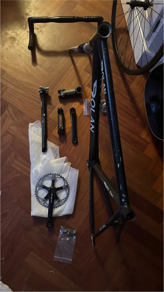 Fietsframe met geavanceerde bestickering en modern design, ideaal voor professionele en recreatieve rijders.