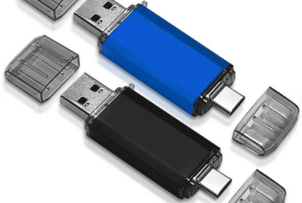 Een USB-stick weergegeven in een 3D visualisatie, ontworpen om producten realistisch en aantrekkelijk te presenteren.  